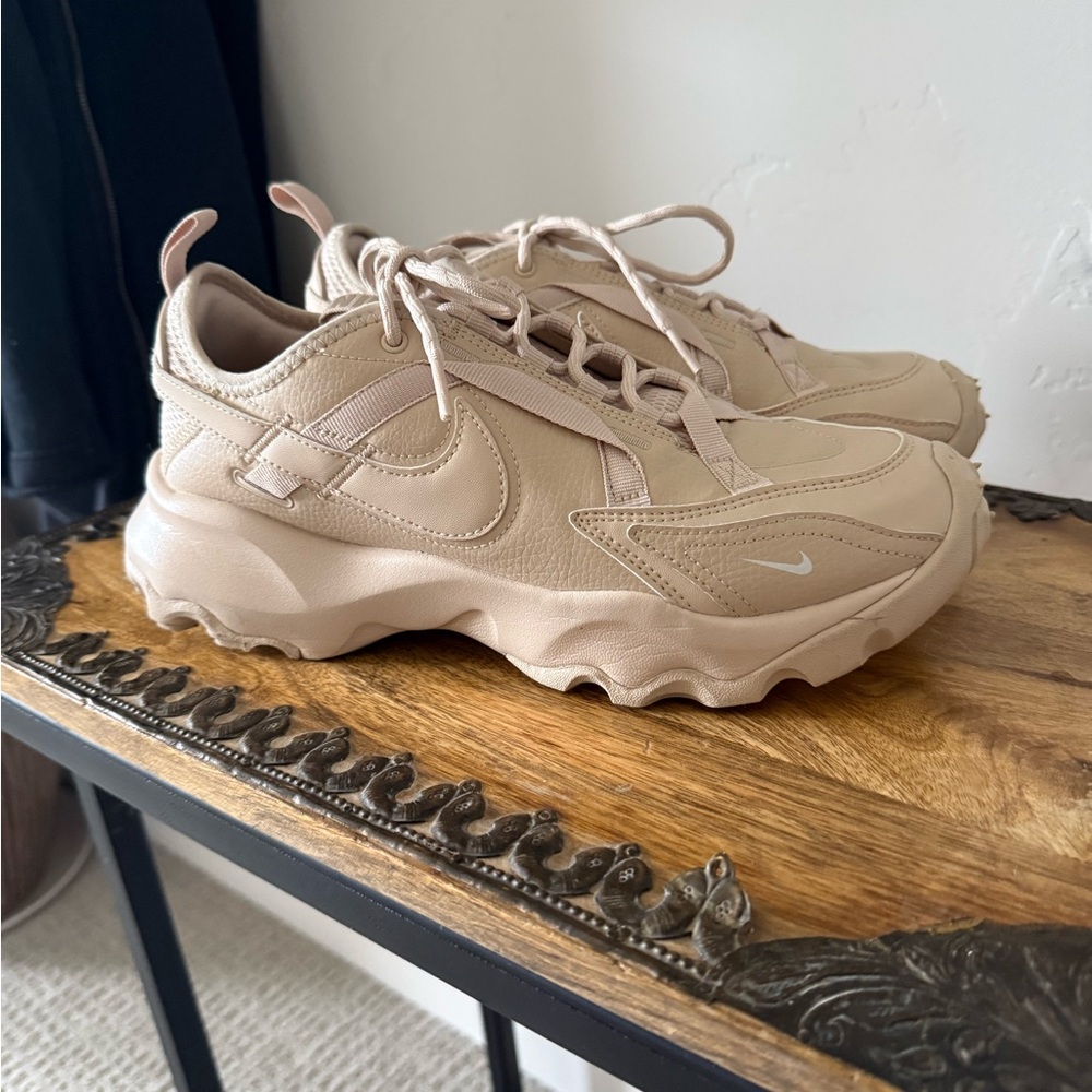 Women's Nike TC 7900 Sanddrift Sneakers